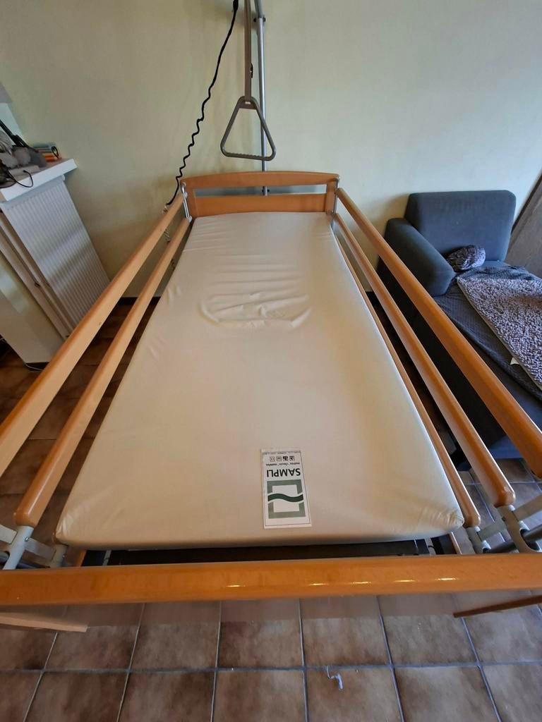 Elektrisch ziekenhuis bed, Ophalen, Zo goed als nieuw