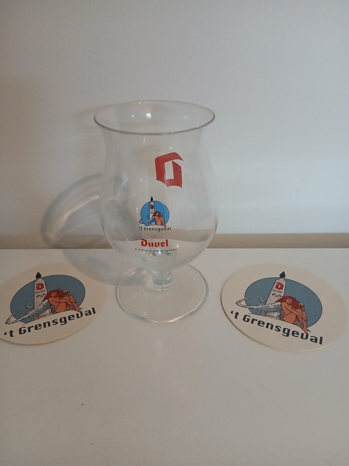 Duvel glas het grensgeval met 2 bierkaartjes., Enlèvement ou Envoi, Neuf, Verre ou Verres, Duvel
