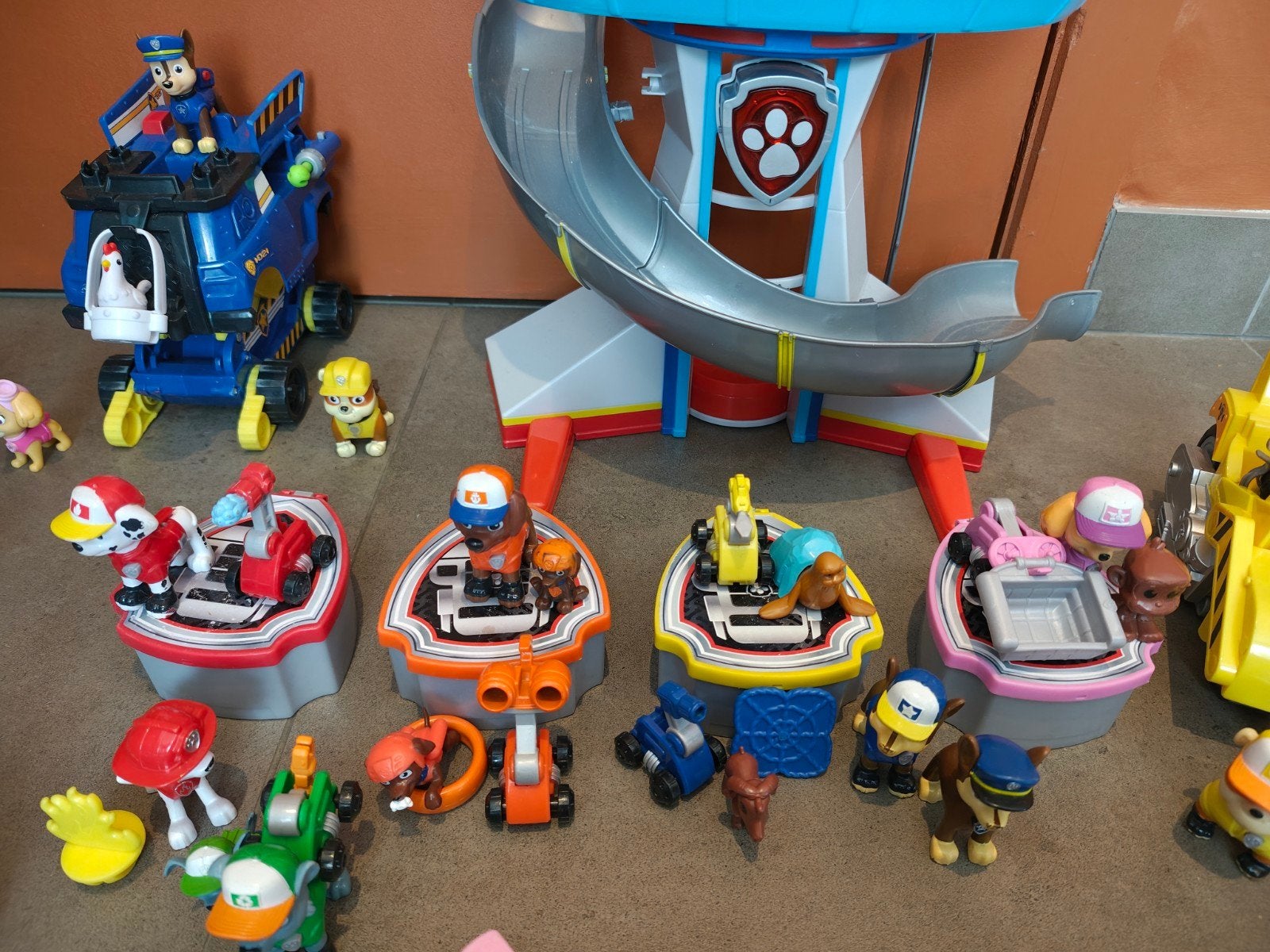 paw patrol toren en speelgoed, Ophalen, Zo goed als nieuw