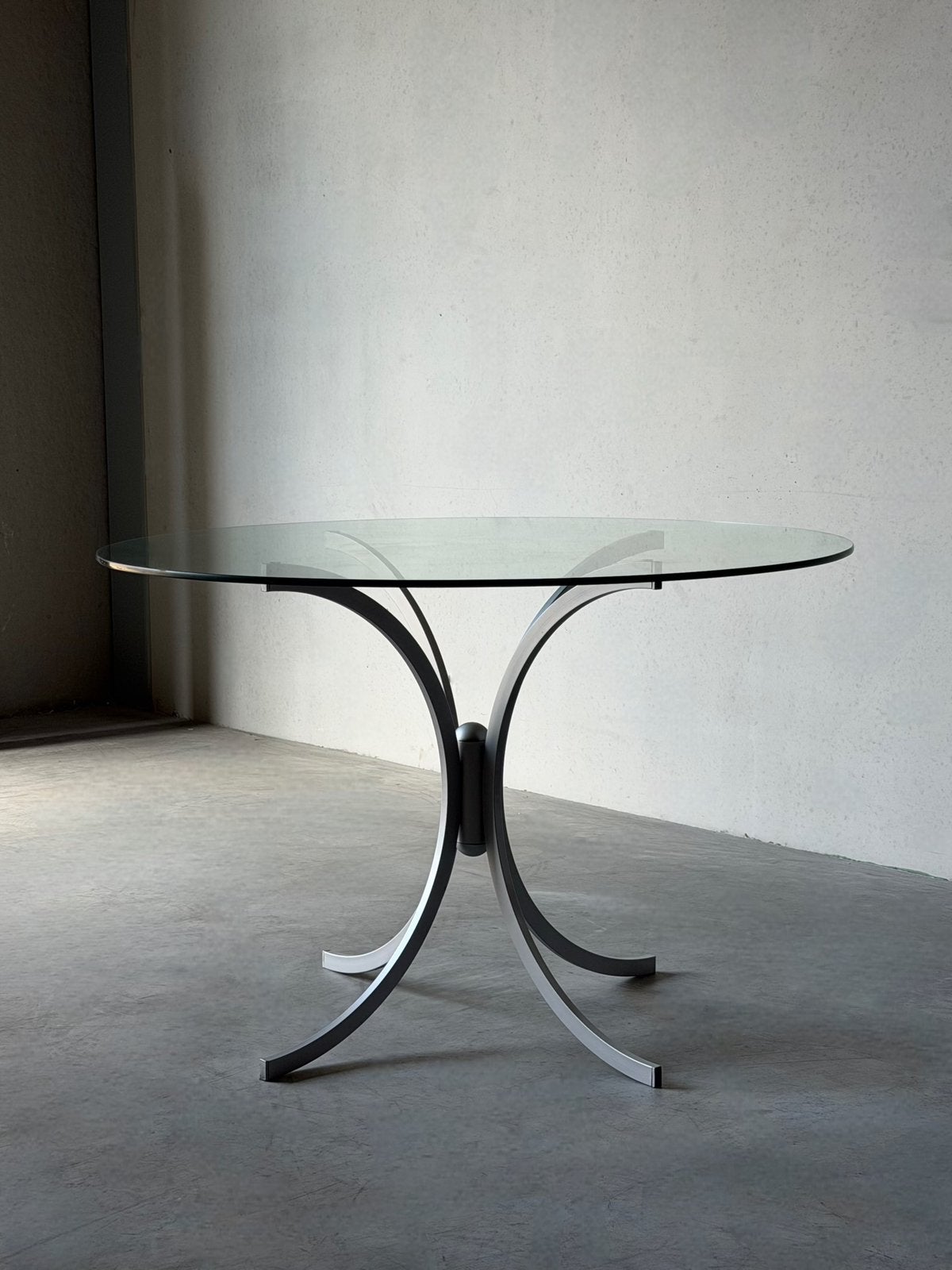 Vintage metalen ronde eettafel, Osvaldo Borsani stijl, Enlèvement, Comme neuf