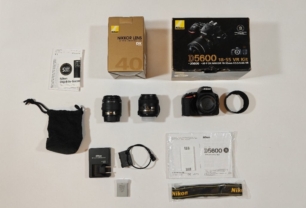 Nikon D5600 + 2 objectifs – Seulement 1.462 déclenchements, Enlèvement ou Envoi, Moins de 4 fois, Compact, Comme neuf