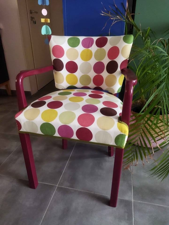 Fauteuil bridge contemporain à pois colorés — Très bon état, Maison & Meubles, Enlèvement ou Envoi, Comme neuf, Bois