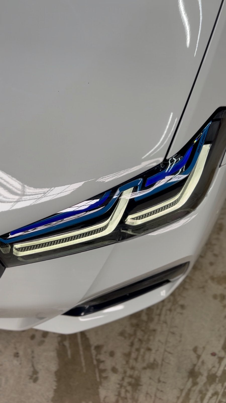 BMW 545e xDrive M Sport LCI | 394 PK | Laserlight | Pano |, Auto's, Automaat, Dealer onderhouden, 2020 kg, Wit