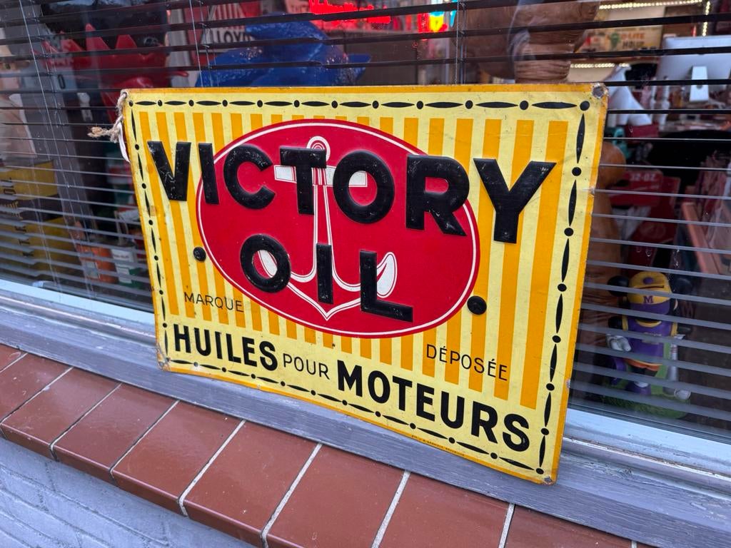 Ancien panneau d'affichage pour huile à moteur Victory, Collections, Marques & Objets publicitaires, Enlèvement ou Envoi, Utilisé