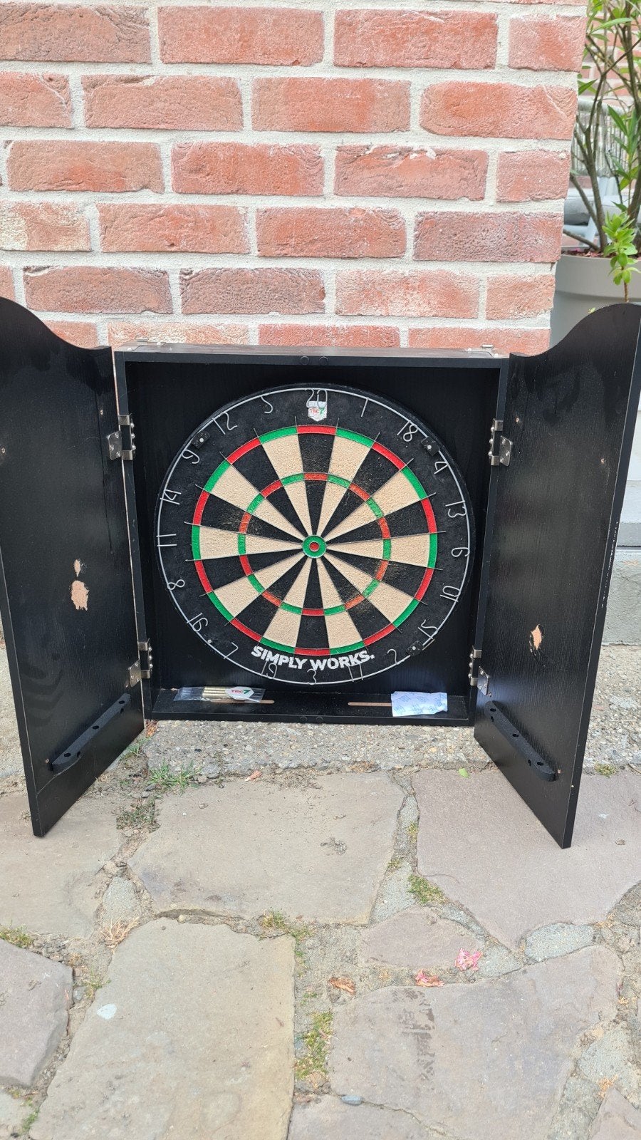 Dartsbord met kast en pijltjes, Ophalen