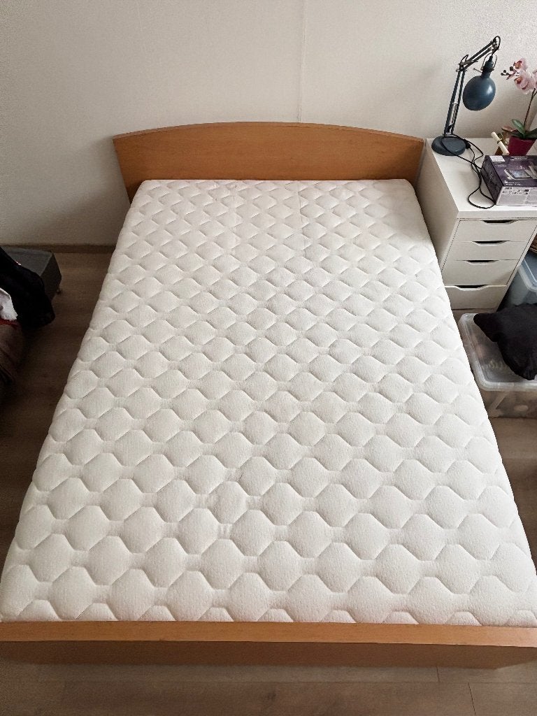 Bed 140cm x 200cm + 2 lattenbodems (70cm x 200cm) + matras, Huis en Inrichting, Ophalen, 140 cm, Zo goed als nieuw, Twijfelaar
