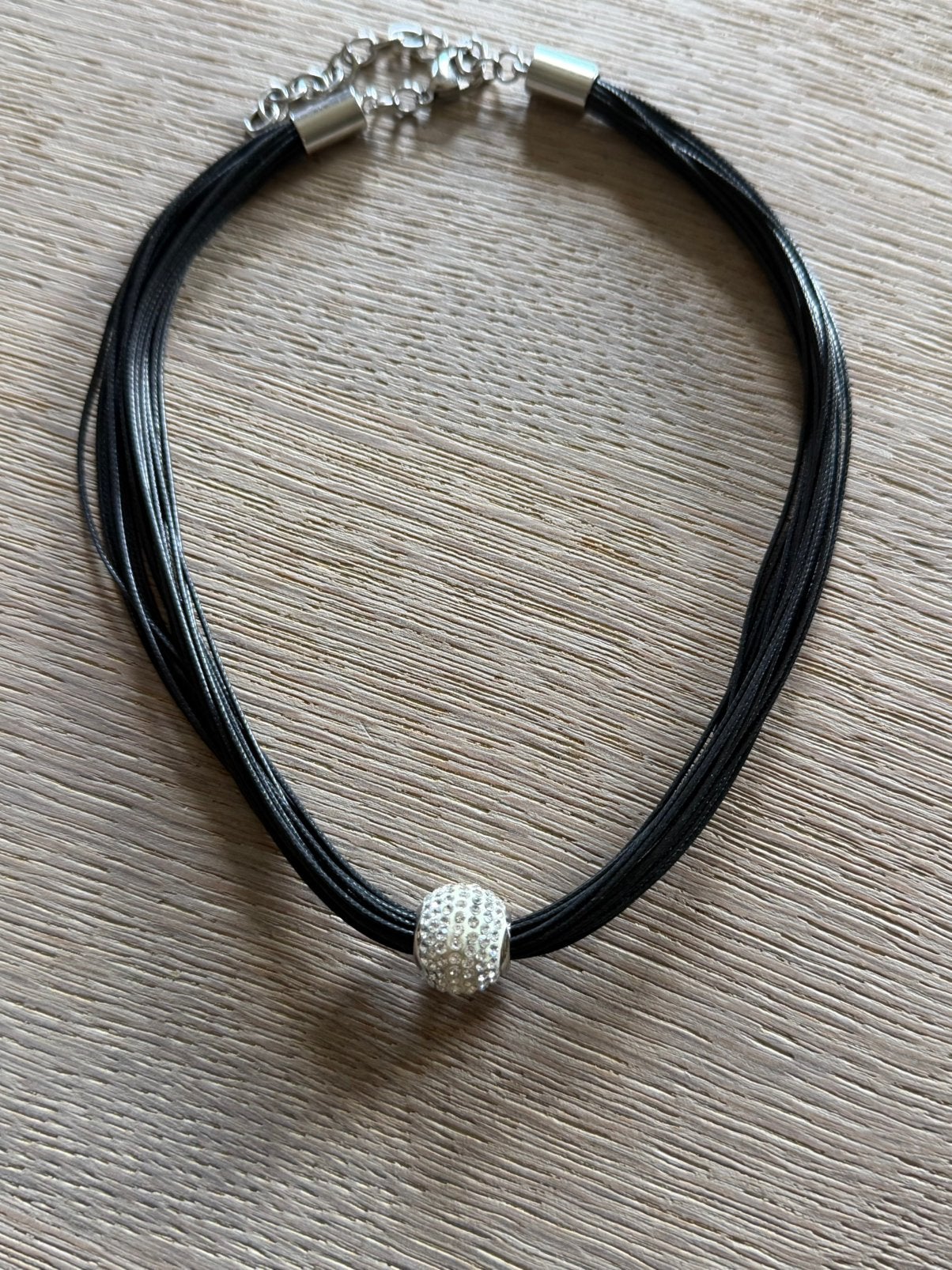 Collier en parfait état de Victoria, Enlèvement, Comme neuf