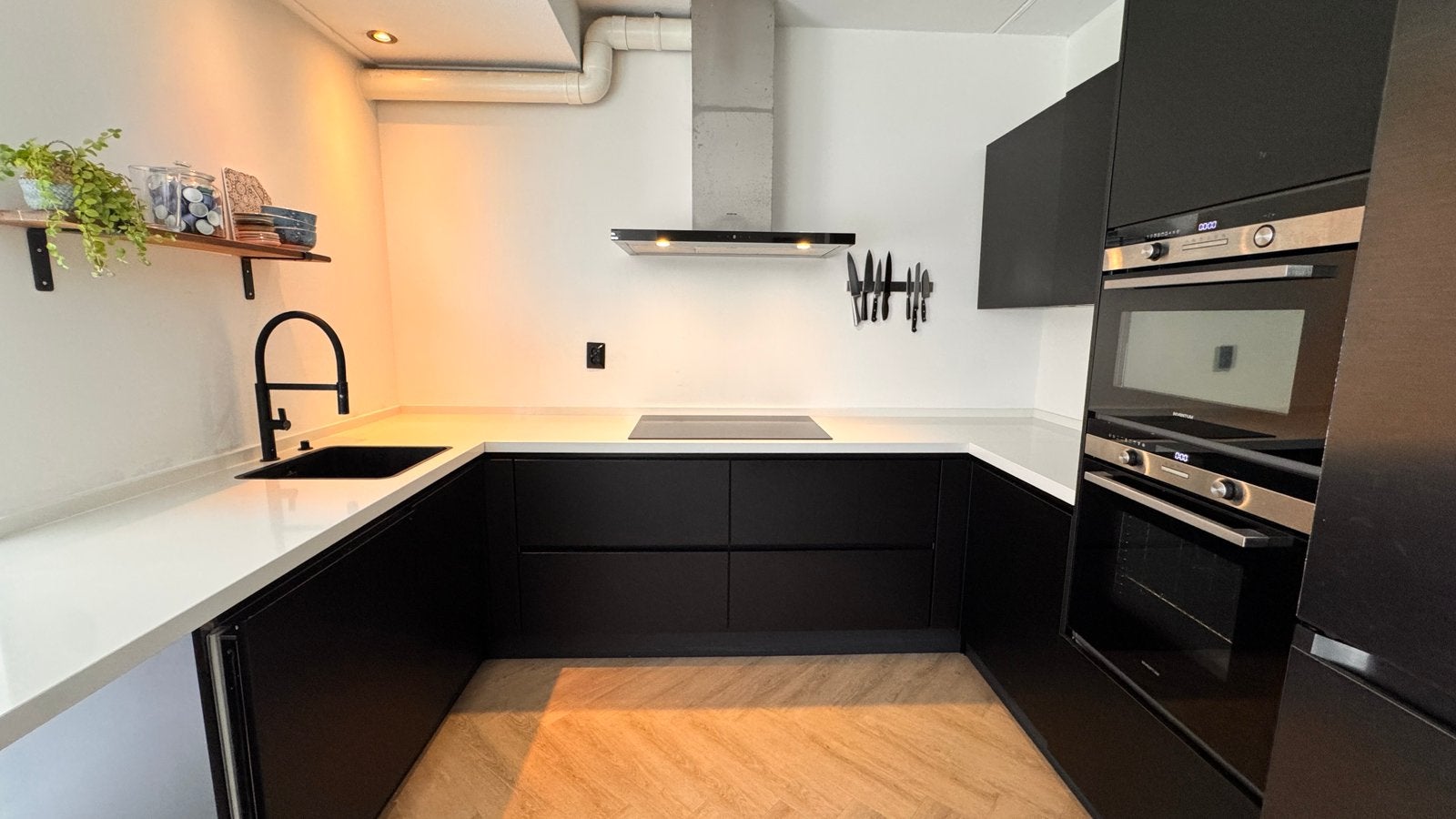 Moderne Nobilia keuken met apparatuur & composiet blad, Sans poignée, Composite, Enlèvement, Utilisé