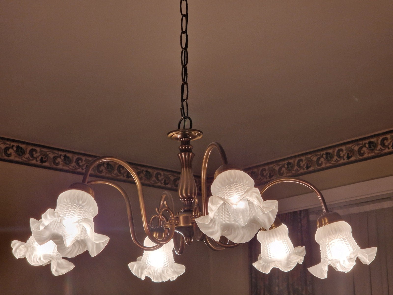 Vintage hanglamp bronskleurig met melkglas bloemkappen, Ophalen