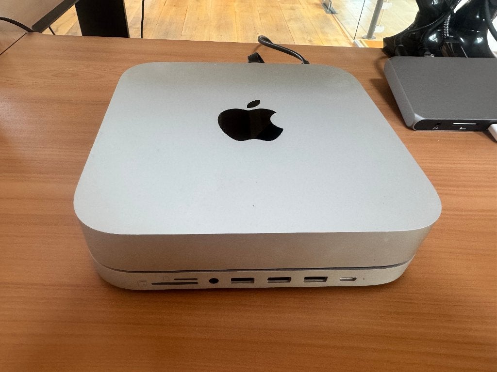 Apple Mac mini M1 16GB/1,25 TB SSD + Satechi Hub, Computers en Software, Apple Desktops, Nvt, SSD, Ophalen of Verzenden, Zo goed als nieuw