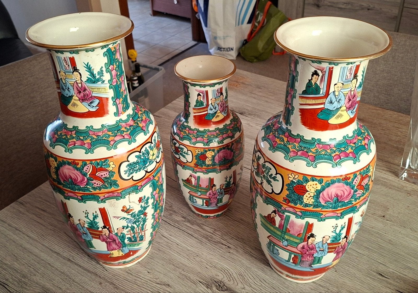 3 Chinezen vazen, Ophalen