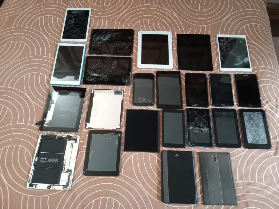 LOT VIVERS PC TV TABLETTE ETC, Computers en Software, Laptoptafels, Ophalen, Refurbished, In diepte verstelbaar