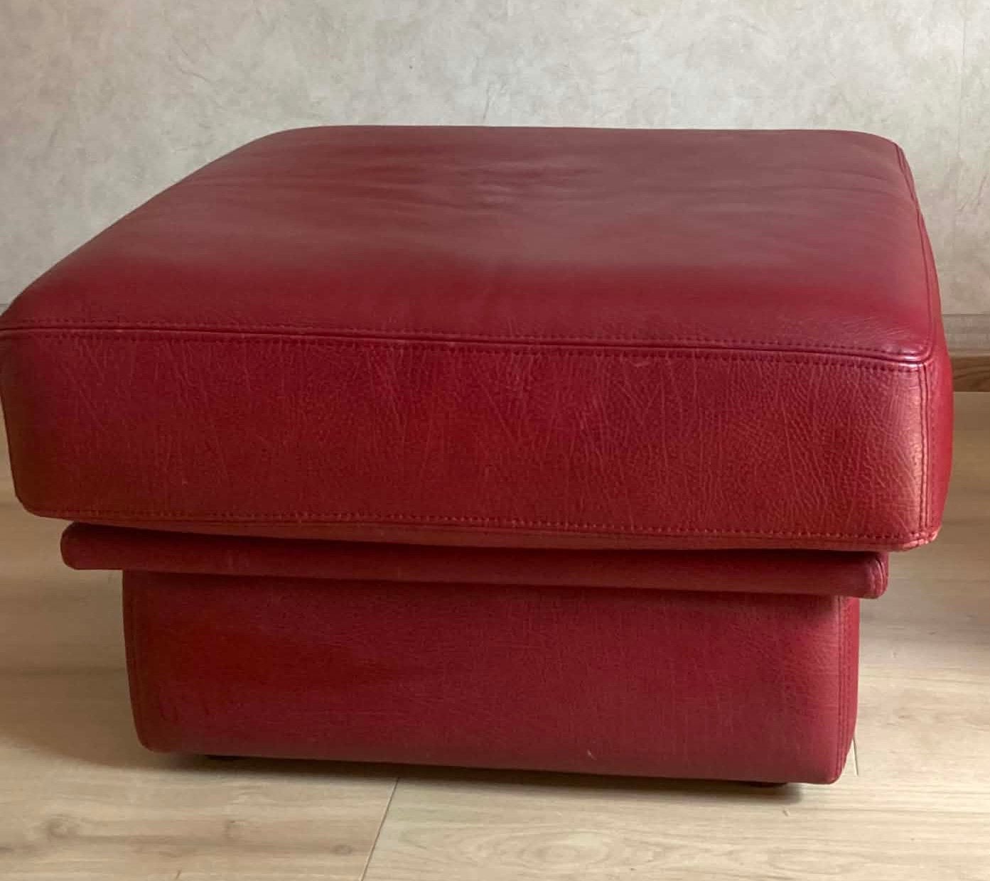 Poef, kleur bordeau., Ophalen, Gebruikt, Leer, 50 tot 75 cm