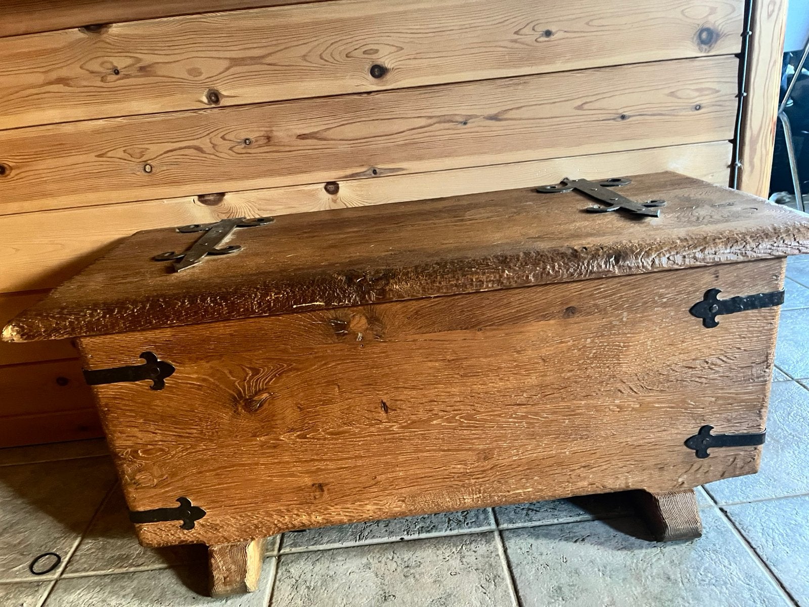 Massieve kist met smeedijzer, Ophalen, Minder dan 50 cm, Gebruikt, 100 tot 150 cm