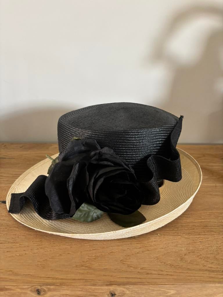 Vintage prachtige zwarte hoed met bloem, Kleding | Dames, Hoeden en Petten, Ophalen of Verzenden, Zo goed als nieuw, Hoed