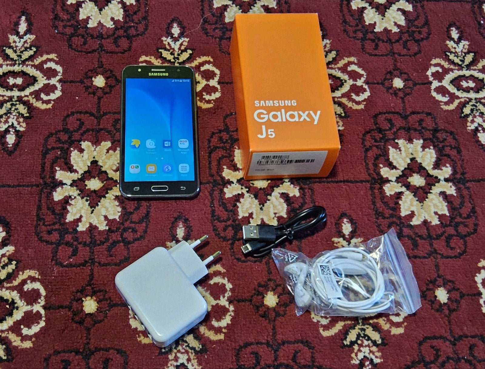 Smartphone Samsung Galaxy J5, presque neuf avec accessoires, Télécoms, Téléphonie mobile | Samsung, Enlèvement ou Envoi