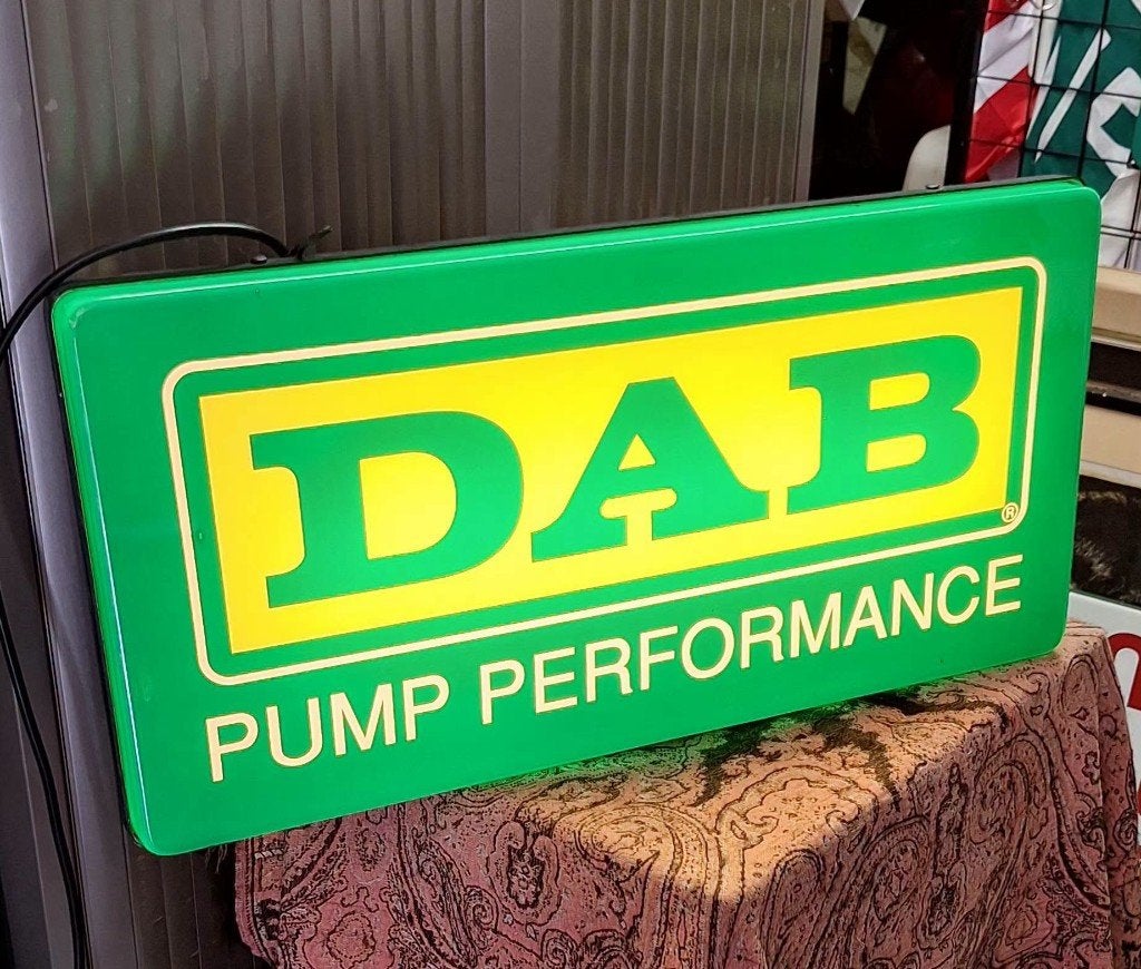Toffe heldere reclame lichtbak, lichtreclame van DAB Pumps., Verzamelen, Ophalen, Gebruikt, Lichtbak of (neon) lamp