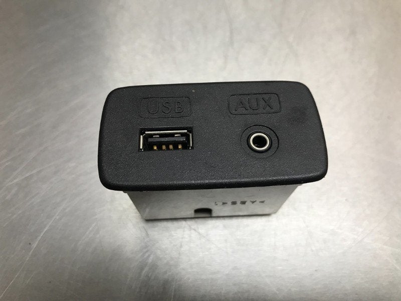 AUX/USB POORT Subaru Legacy Wagon (BR) (|86257AJ220|), Subaru, Gebruikt, Subaru Deutschland GmbH, Emil-Frey-Straße 6
61169  Friedberg, DE