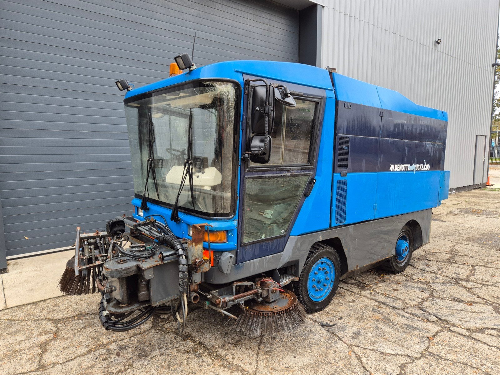 Balayeuse et camion d'aspiration Ravo, Enlèvement