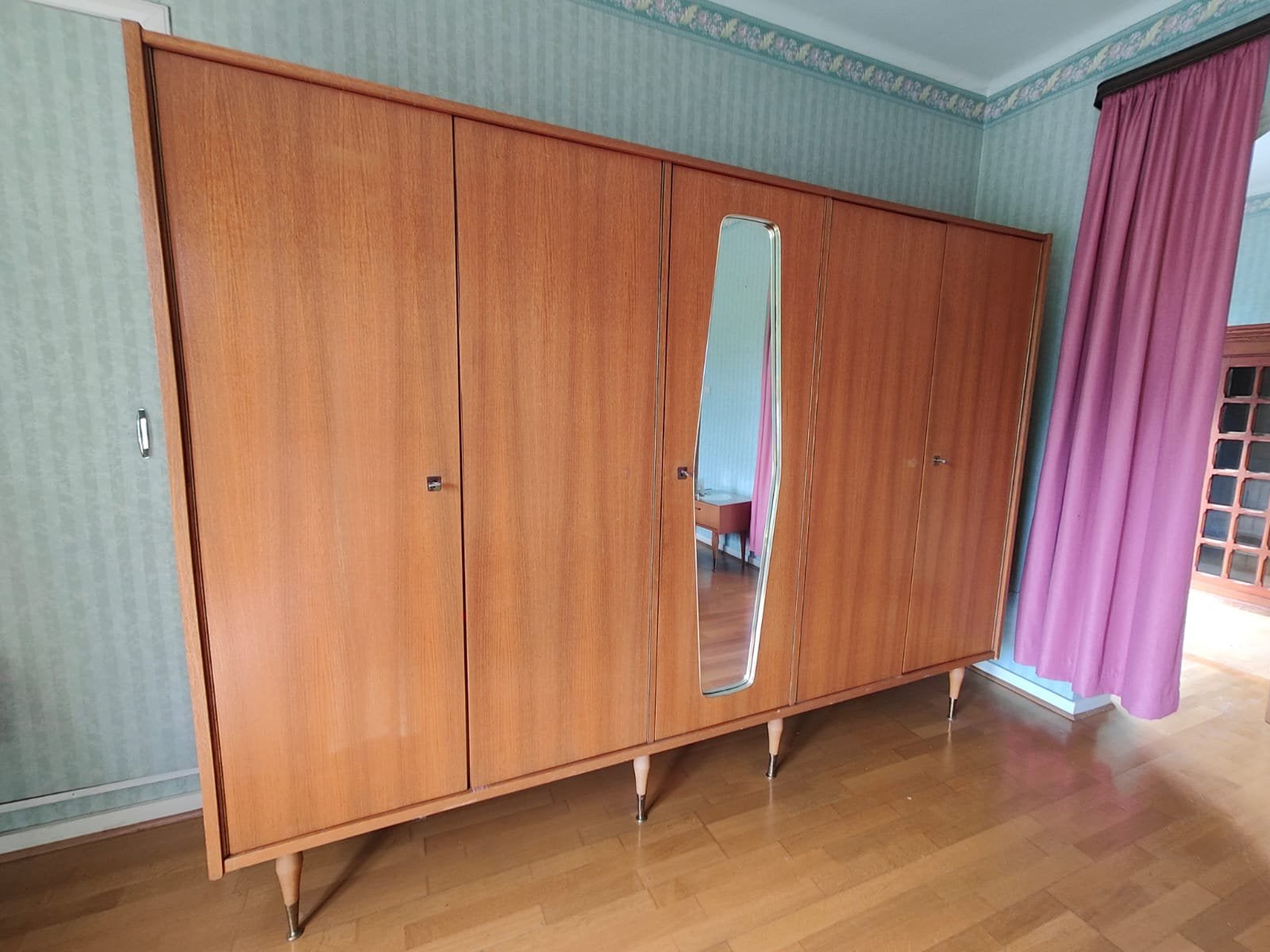 Vintage houten kledingkast – retro design met spiegel, Huis en Inrichting, Ophalen, Gebruikt