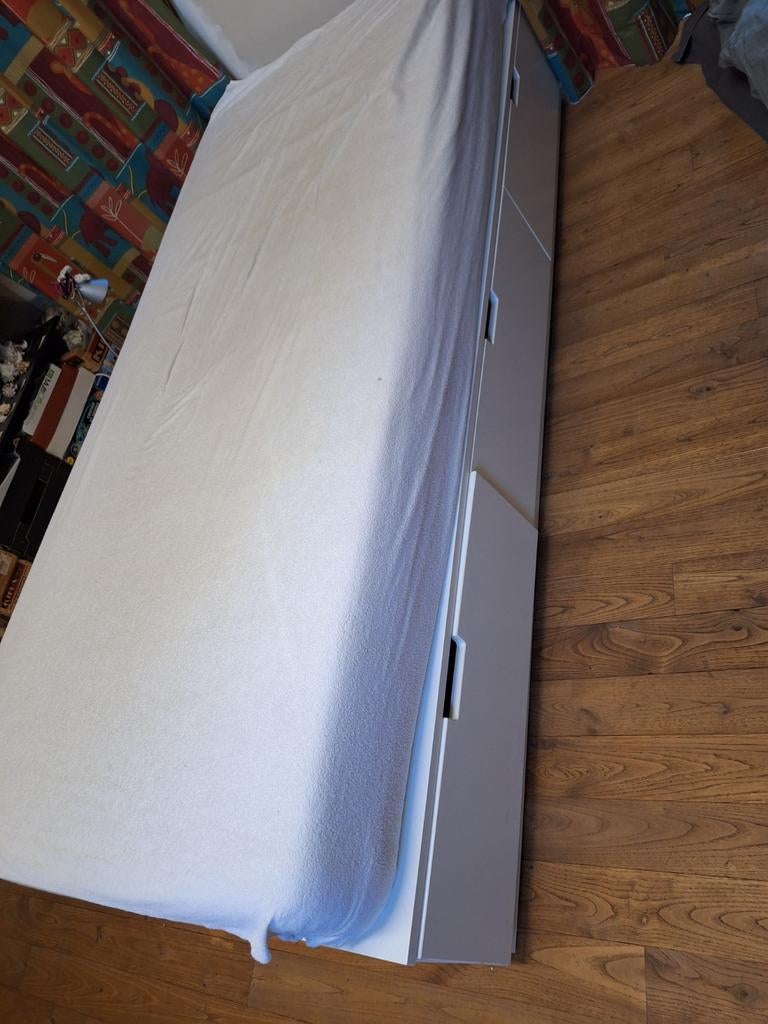 Bed van 90 cm en 200 cm met boxspring en matras, Bedbodem