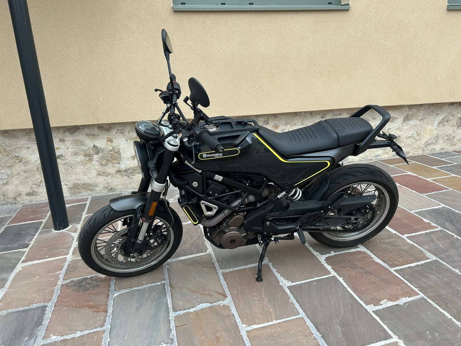 Svartpilen 401, Motos, Particulier