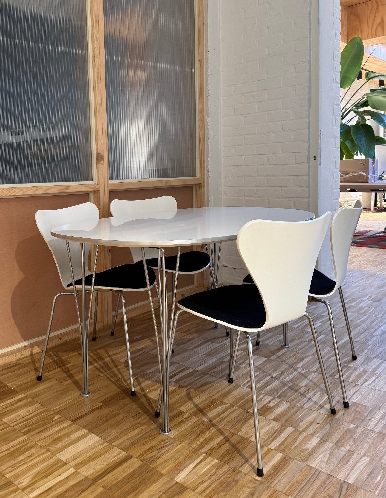 Fritz Hansen Arne Jacobsen 4 vlinderstoelen + eettafel, Ophalen, Design klassieker, 100 tot 150 cm, 50 tot 100 cm