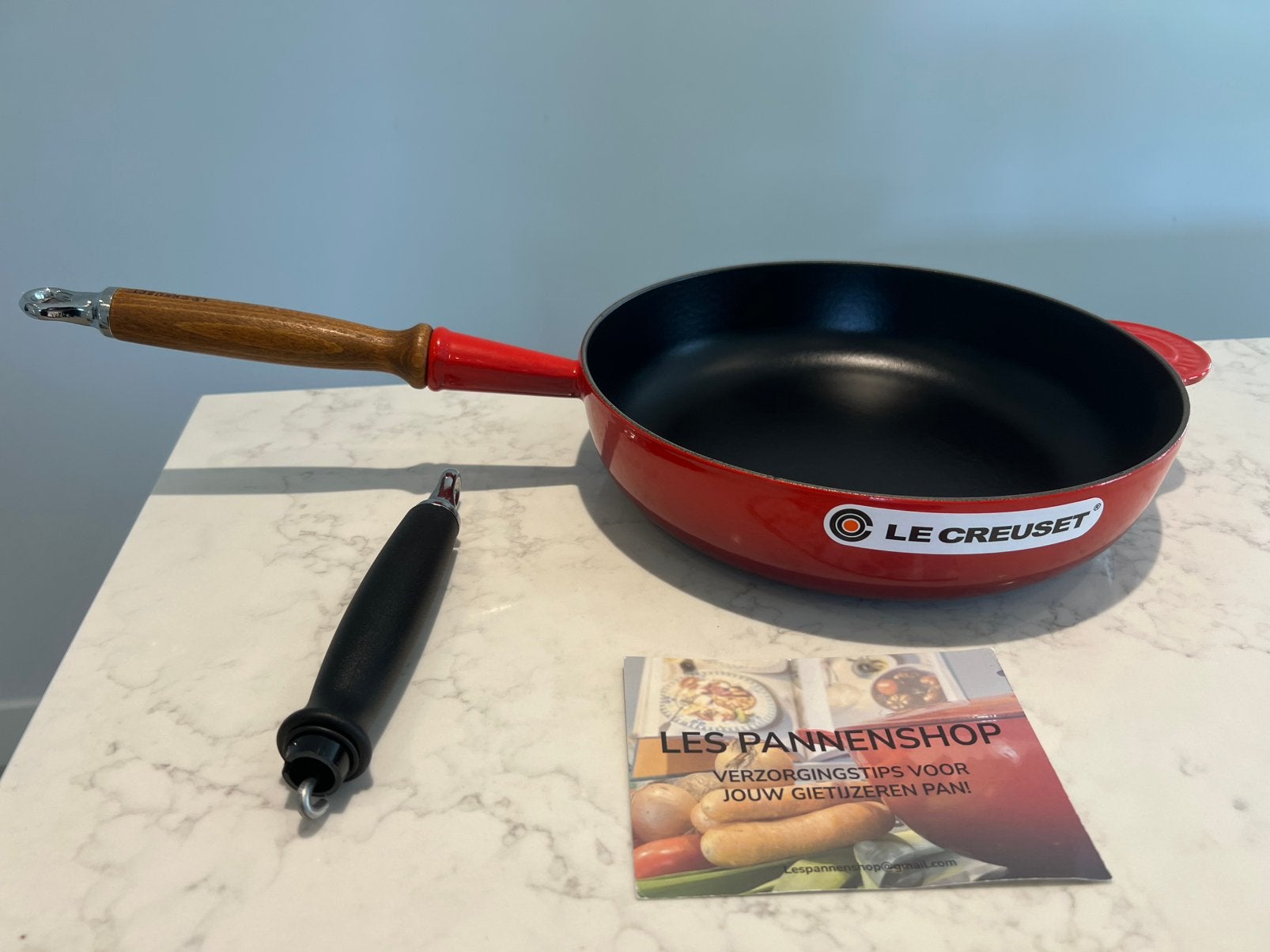 Le Creuset sauteer/koekenpan 28 cm kersenrood, Huis en Inrichting, Keuken | Potten en Pannen, Gietijzer, Ophalen of Verzenden