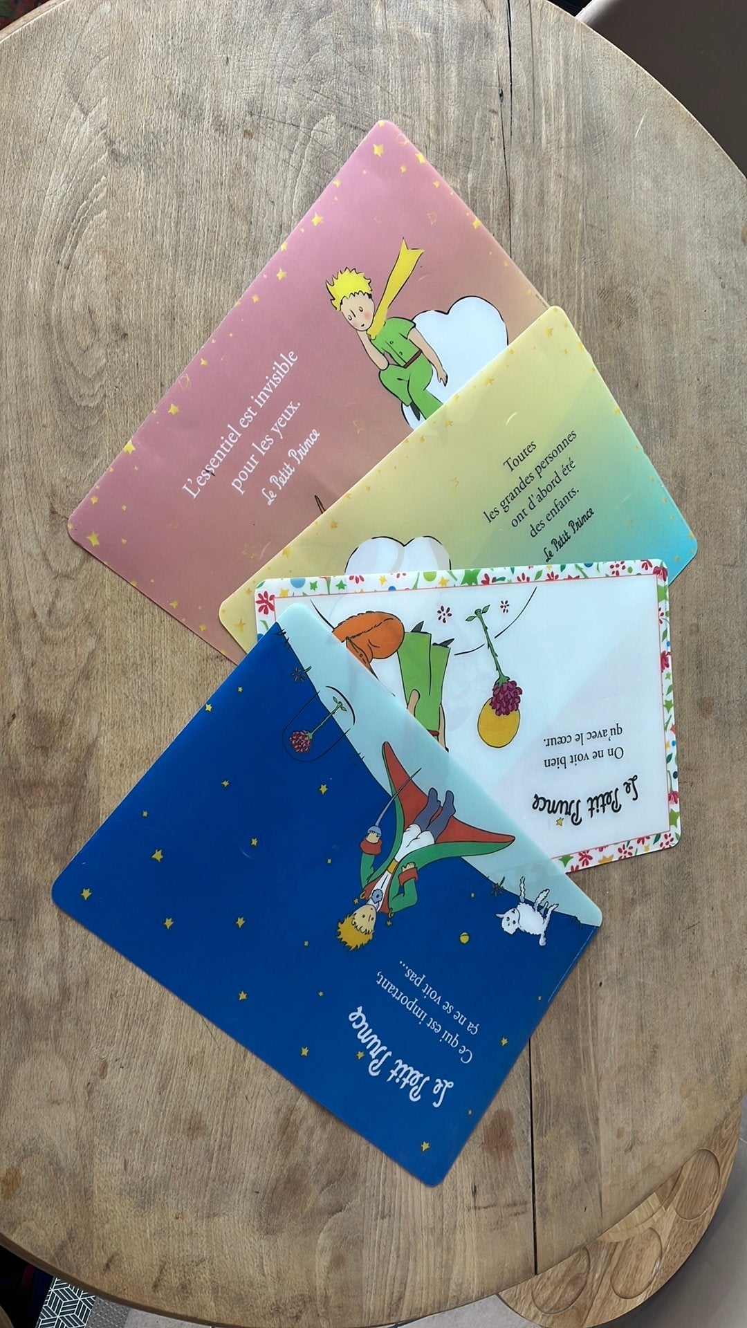 Lot de 4 sets de table « Le Petit Prince », Maison & Meubles, Enlèvement, Utilisé, Autres types, Autres styles