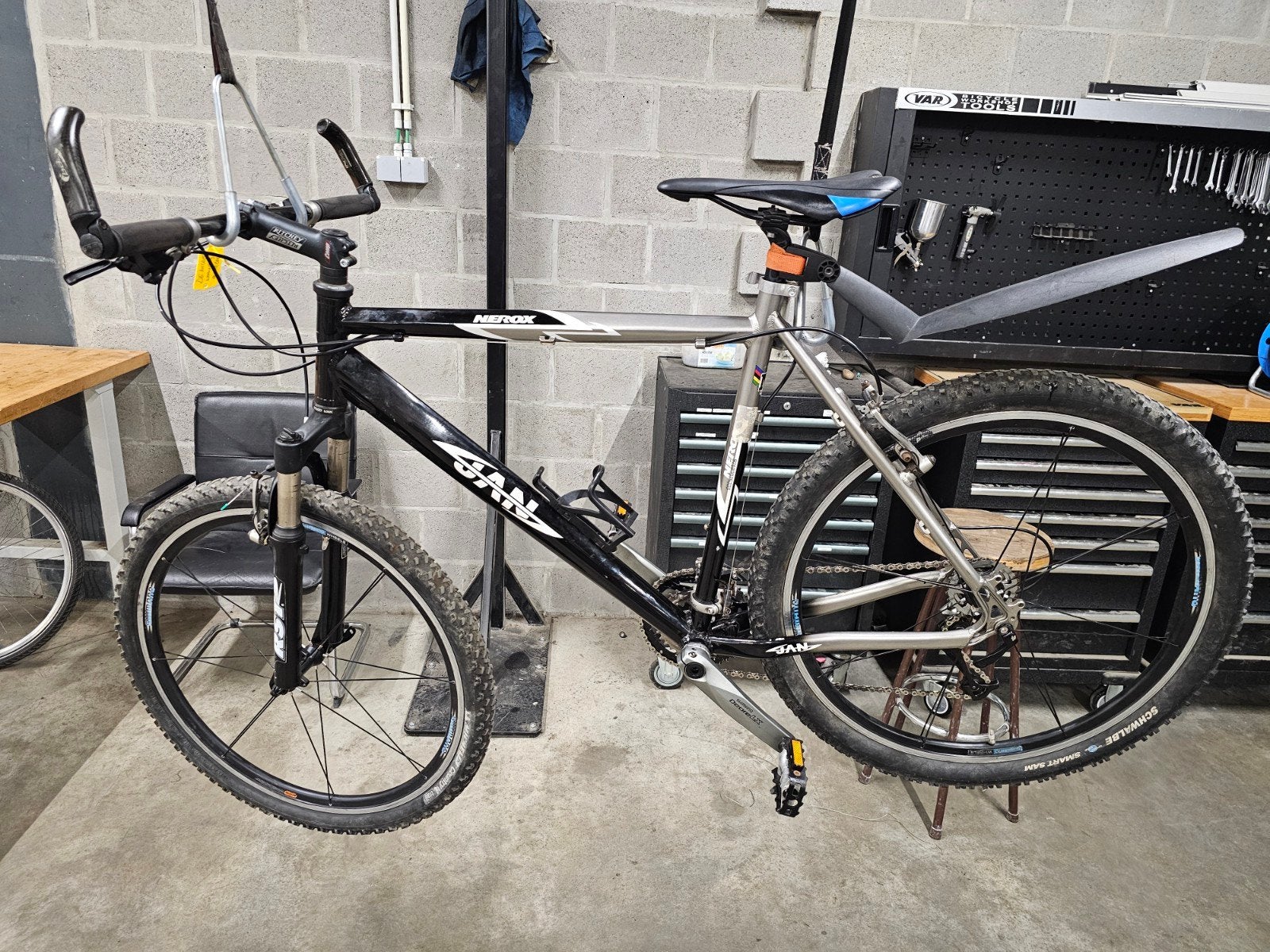 Marque de vélo de montagne Nerox, Enlèvement