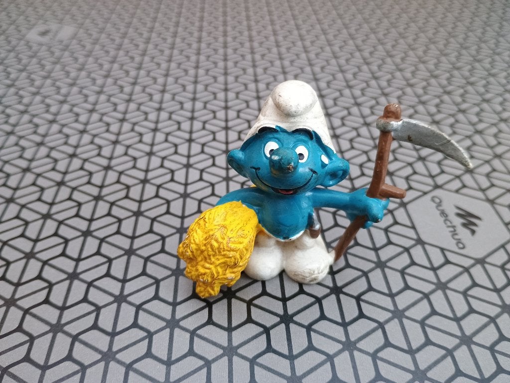 Schtroumpf avec faux et foin 2.0145, Enlèvement ou Envoi, Utilisé, Schtroumpf Paysan, Poupée, Figurine ou Peluche