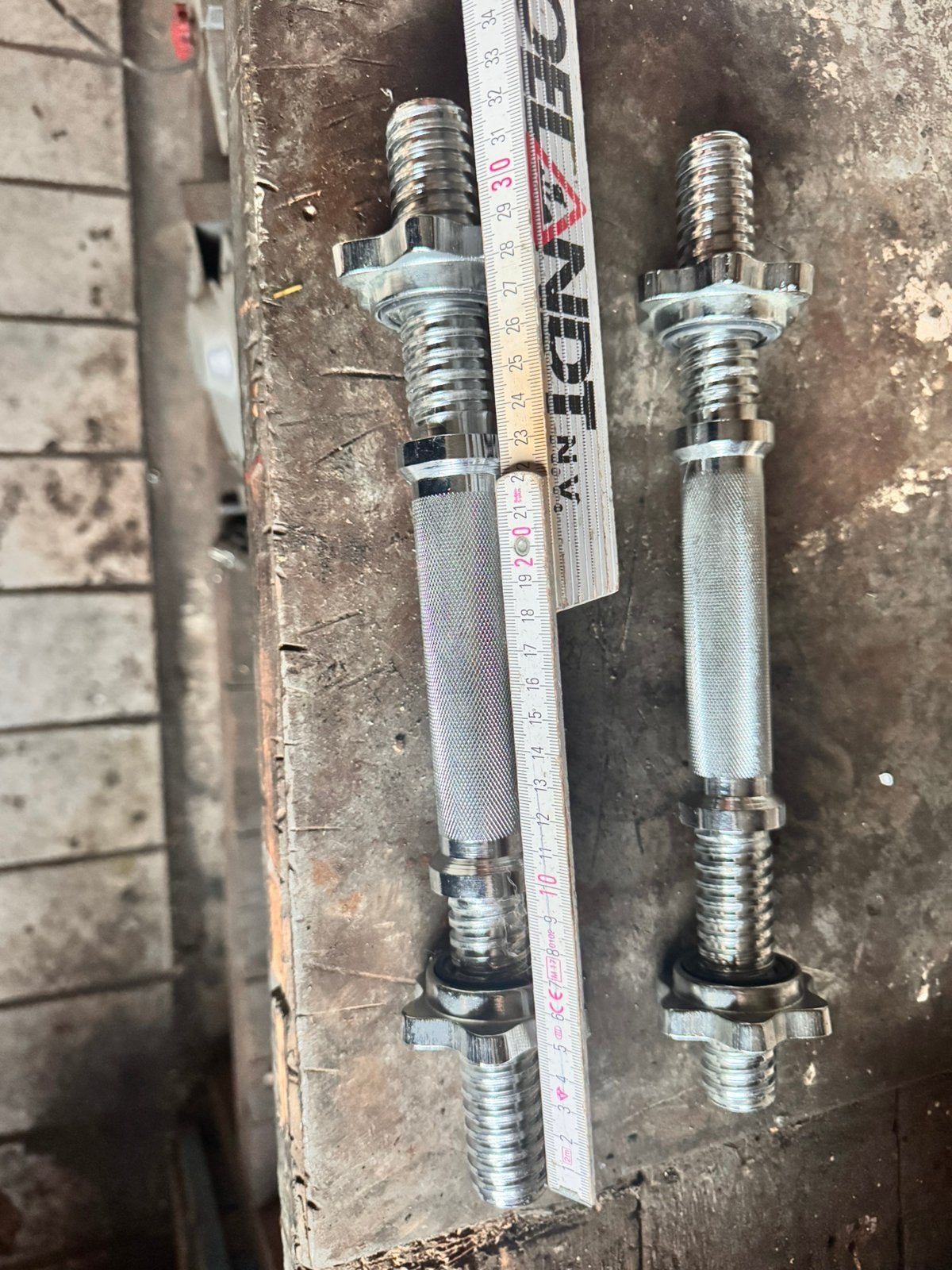 2 halters met bouten zonder gewichten, Sport en Fitness, Fitnessmaterialen, Ophalen of Verzenden, Zo goed als nieuw, Dumbbell