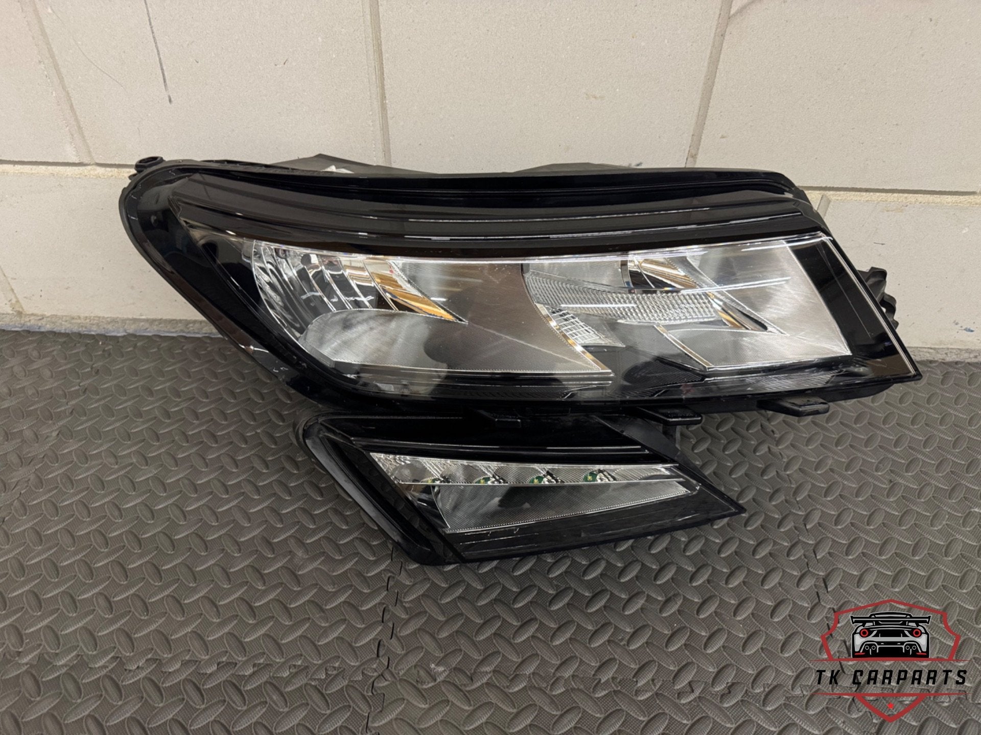 Phare halog ne droit Skoda Kodiaq 566941016b, Infoline@skoda-auto.cz, Tr. Vaclava Klementa 869
293 01  Mlada Boleslav, CZ, Utilisé