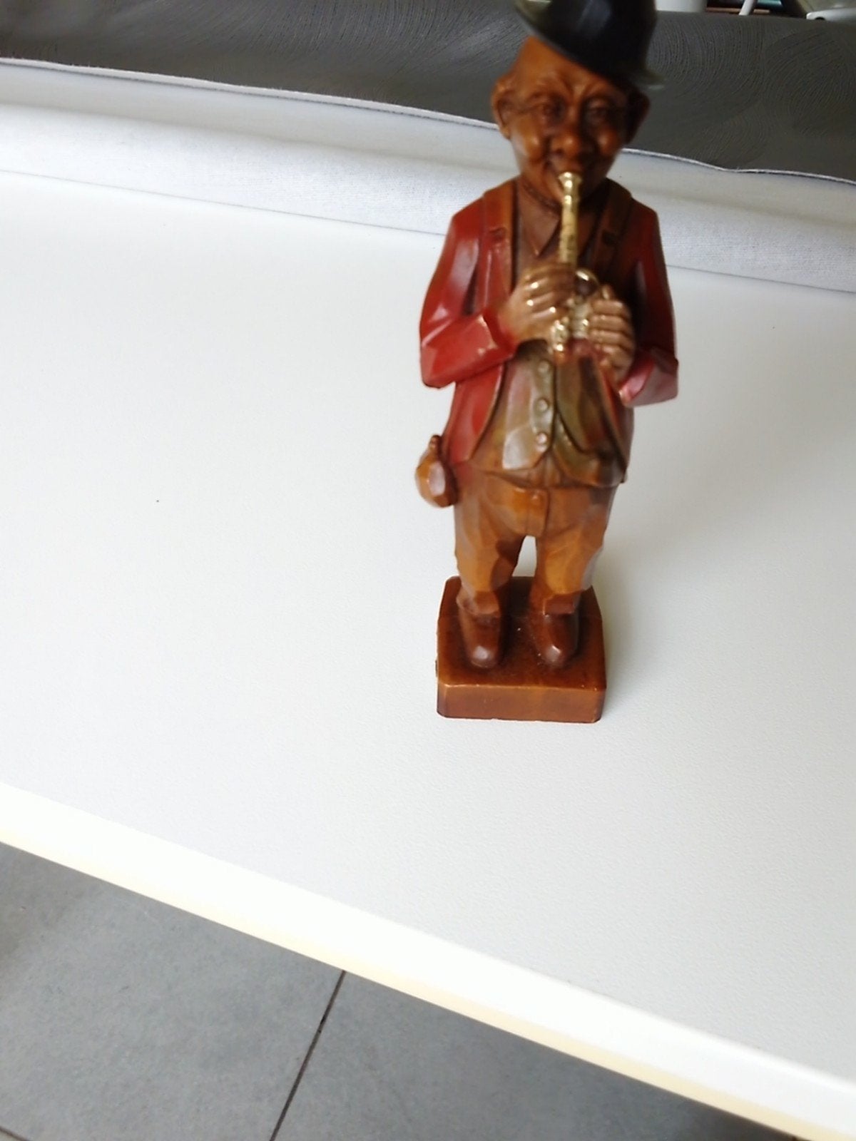 mooi Spaans ventje speelt op de fluit mooie kleuren Herselt, Ophalen