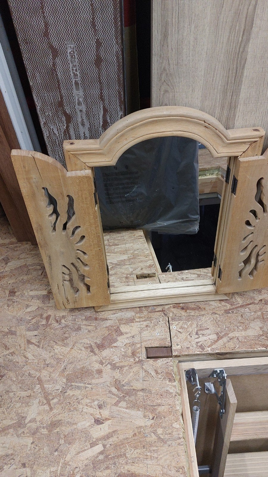 Massief spiegeltje met 2 deurtjes, Antiek en Kunst, Antiek | Spiegels, Ophalen