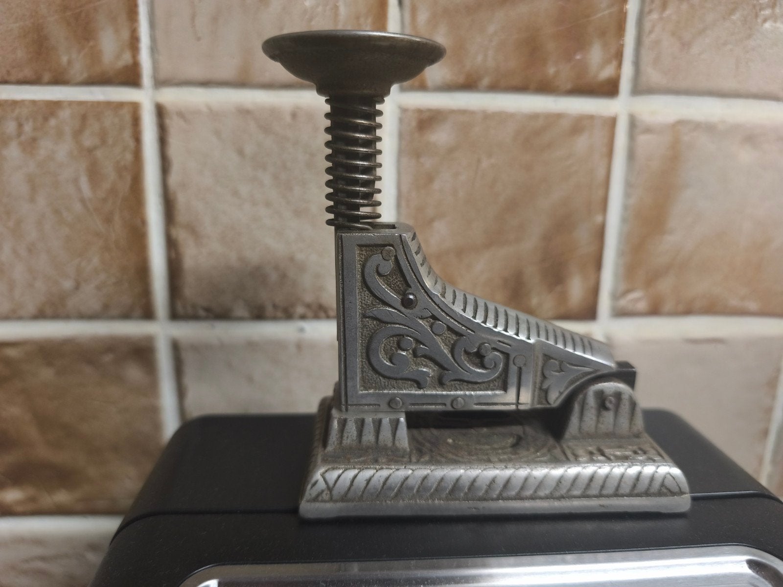 antiek nietmachine, Ophalen