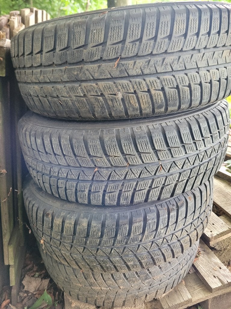 4 bons pneus hiver KLEBER, 15 pouces, Pneus hiver, Pneu(s), Enlèvement