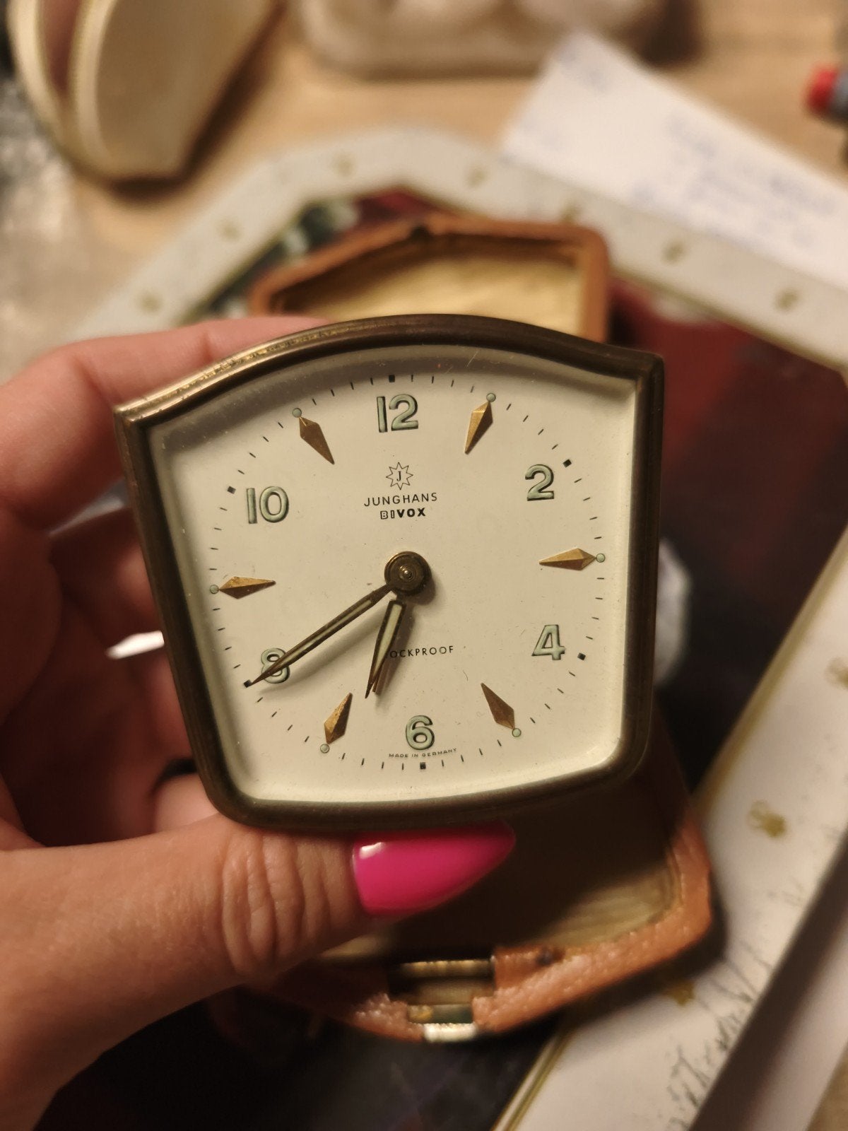 Oude reiswekker met etui, Enlèvement