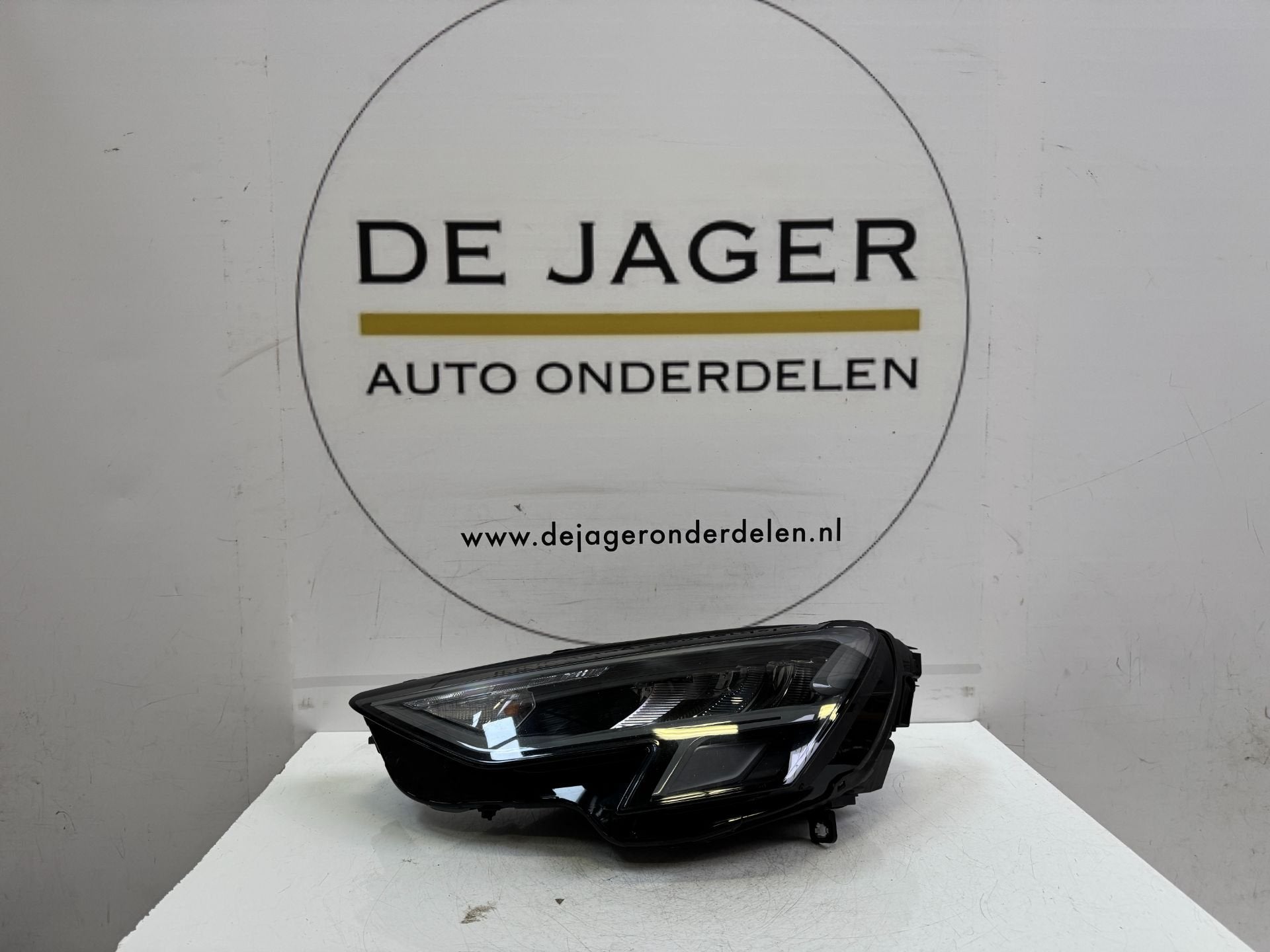 AUDI A3 8Y0 KOPLAMP LED LINKS 8Y0941011 2020-, Auto-onderdelen, Gebruikt, AUDI AG, Auto-Union-Strasse 1
85045  Ingolstadt, DE