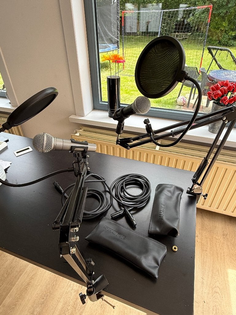 2 shure micros inclusief statief ideaal voor podcast, Musique & Instruments, Microphones, Enlèvement, Utilisé, Micro chant