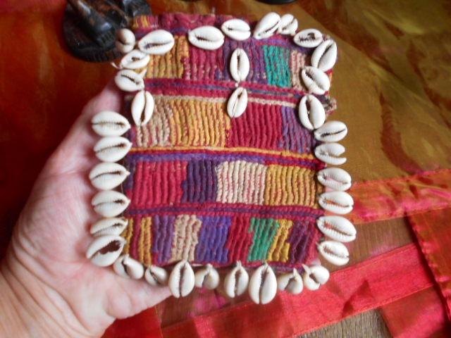 vieux textile et poupée du Congo, avec coquillages cauris, Antiquités & Art, Enlèvement ou Envoi