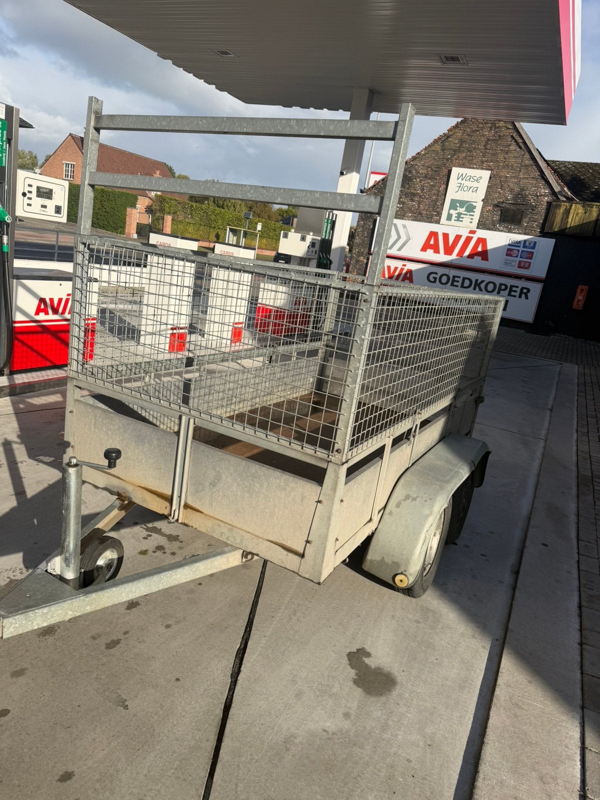 Remorque à deux essieux avec bandes de roulement hautes, Enlèvement, Comme neuf