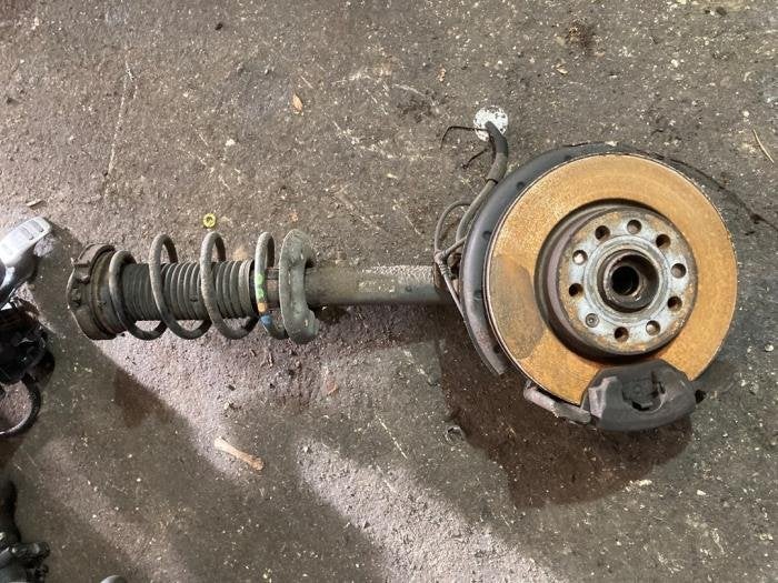 Schokdemperpoot links-voor van een Volkswagen Golf, Gebruikt, -, Volkswagen, -