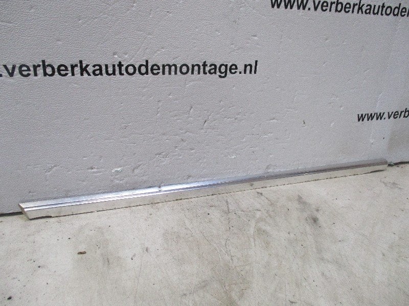 GARNITURE portier rechts voor Mercedes-Benz / 8 (W115), Mercedes-Benz, Utilisé, Dialog.mb@mercedes-benz.com, Mercedes-Benz AG
