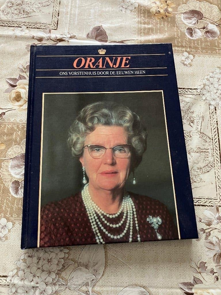 Boek Oranje - Ons vorstenhuis door de eeuwen heen, Ophalen of Verzenden, Tijdschrift of Boek