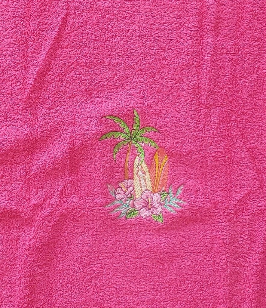 Drap de bain fuchsia brodé avec des surfs, Maison & Meubles, Neuf, Autres marques, Enlèvement ou Envoi, Autres couleurs