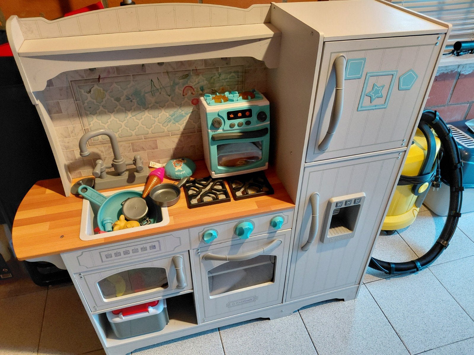 Cuisine enfant excellent état sauf gribouillis sur le fond