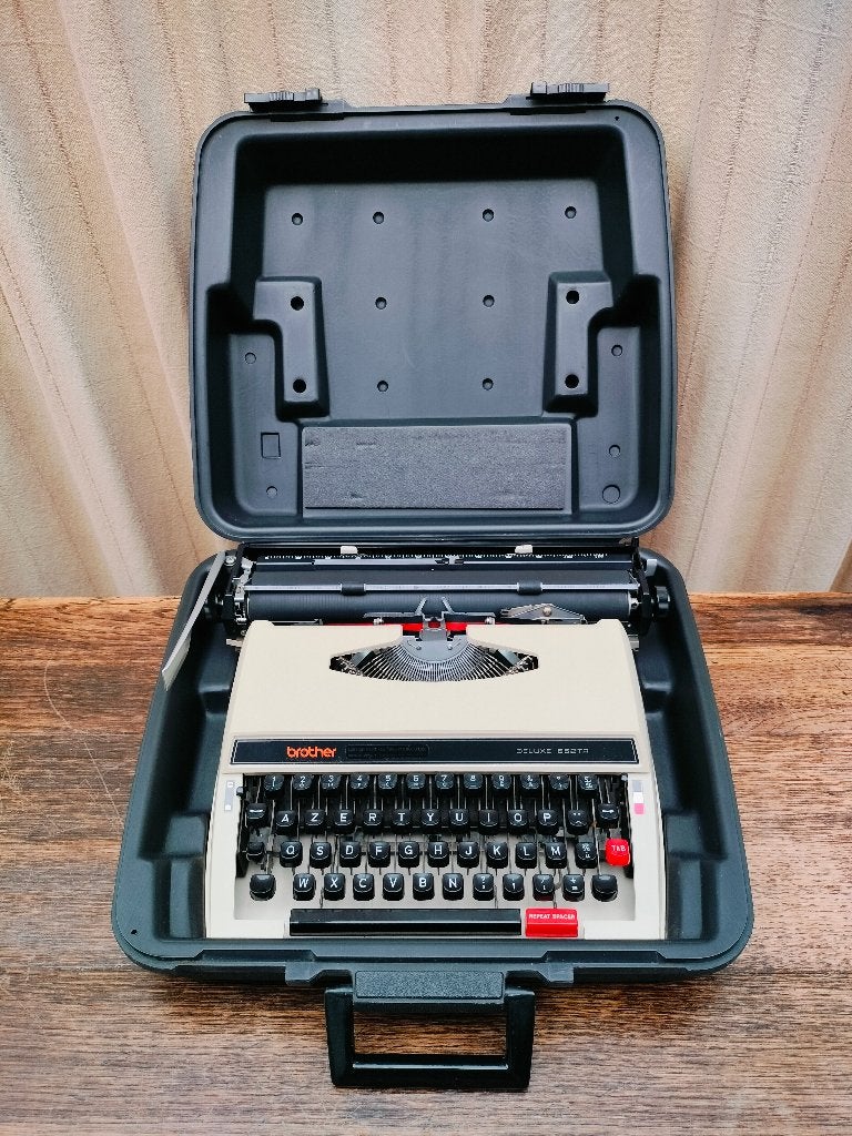 Typemachine BROTHER DELUXE 662TR. Draagkoffer. WERKT. Intact, Ophalen of Verzenden, Gebruikt, Overige typen
