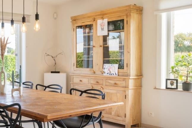 Massief houten vitrinekast, Huis en Inrichting, Kasten | Vitrinekasten, Ophalen, Zo goed als nieuw, Met deur(en)