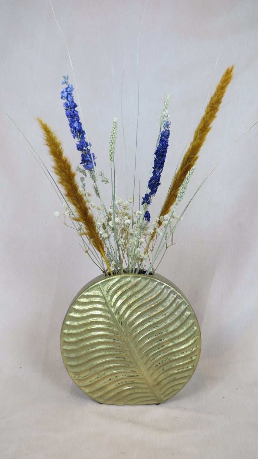 Gouden vaas met droogbloemen., Ophalen